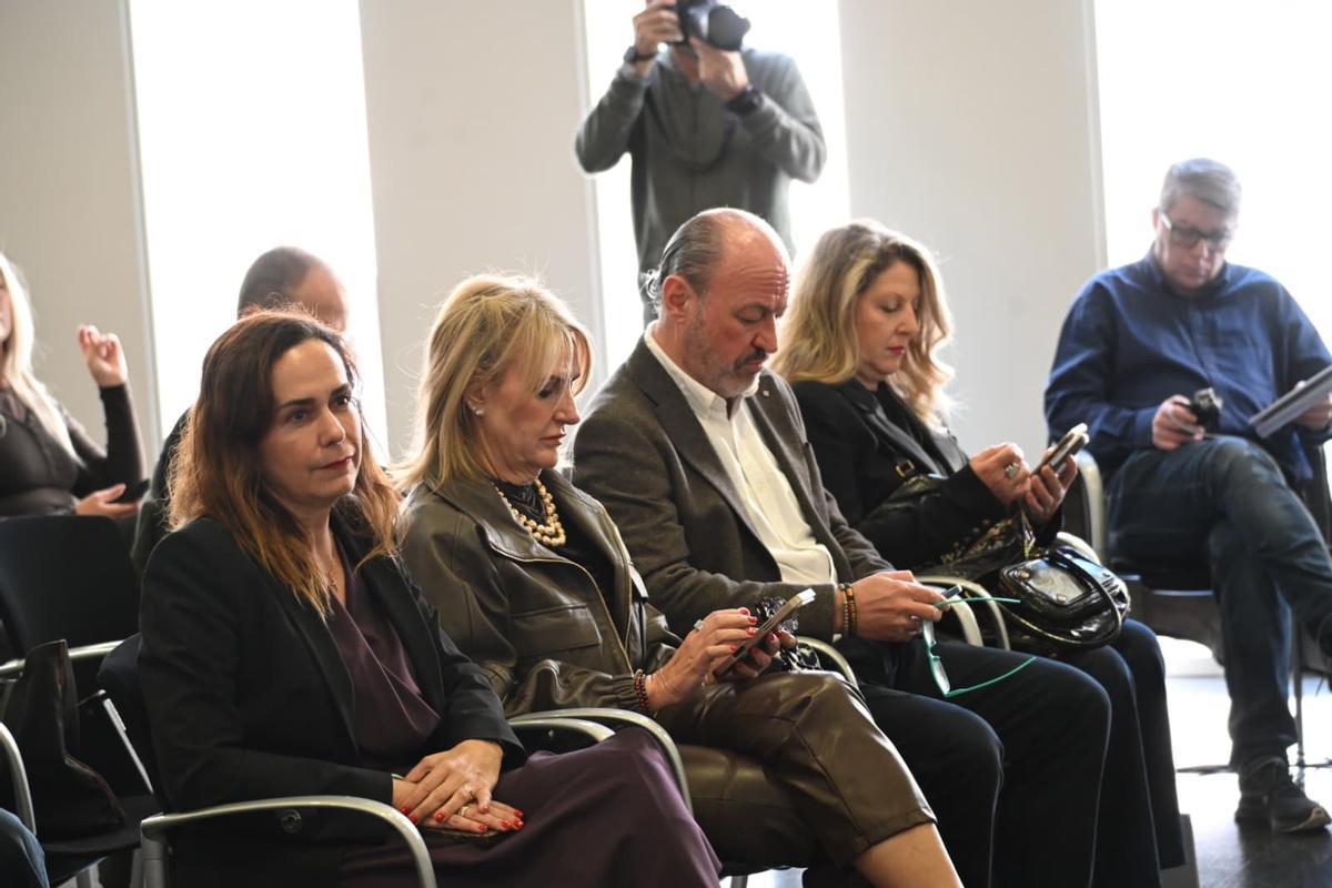 Laura Navarro, Nuria Montes, Luis Castillo y Gloria Navarro, durante la presentación de Ryanair en Elche.