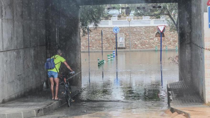 El paso bajo la N-332, en La Zenia, es uno de los puntos críticos en cuanto a inundaciones