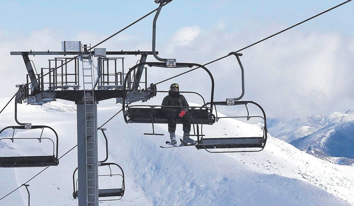 Un esquiador en un telesilla de Valgrande-Pajares