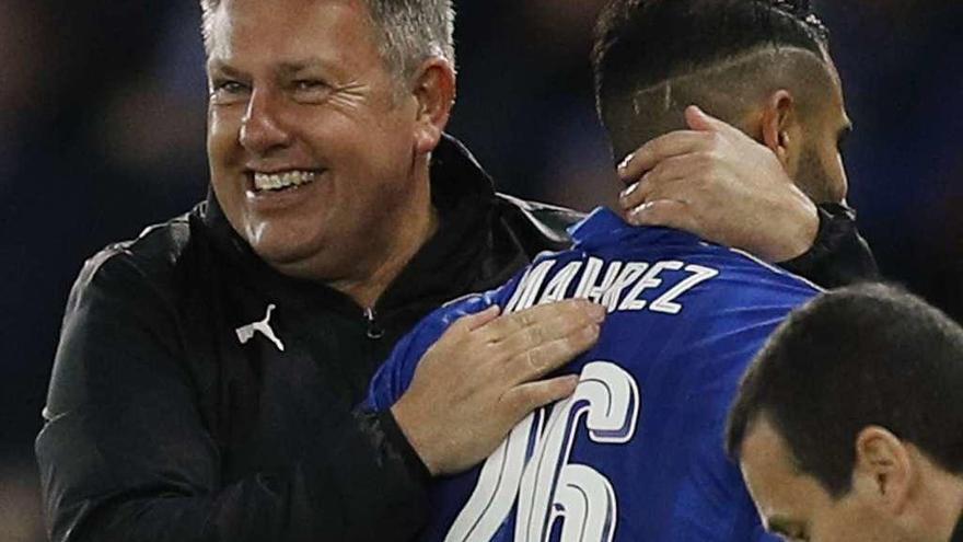 El entrenador del Leicester, Craig Shakespeare, felicita a Mahrez tras eliminar al Sevilla.