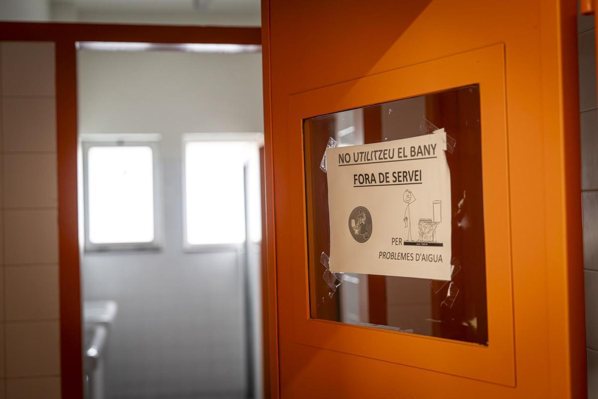 El Institut Sants, entre lo retro y lo ruinoso: crónica visual de un centro que envejece sin cuidados