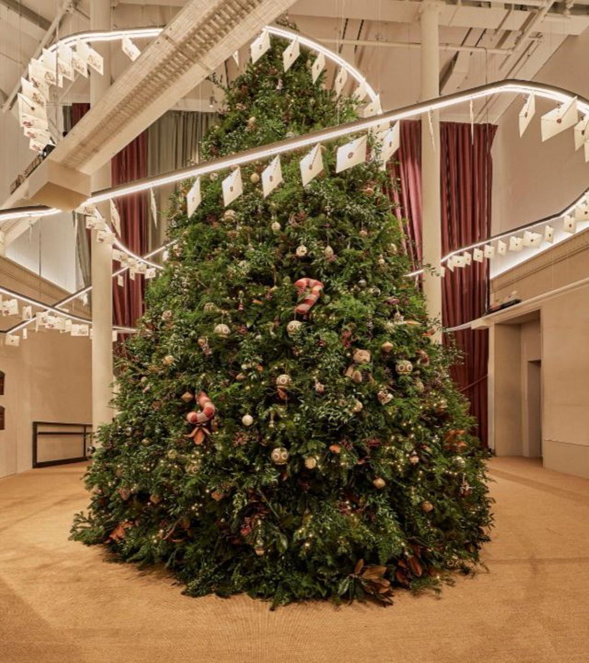 El árbol de cinco metros que preside la entrada de la tienda de la calle Compostela