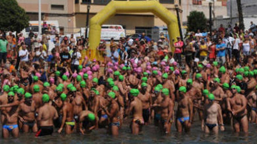 Chapuzón solidario en Arinaga