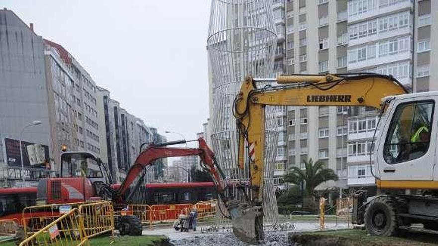 Obras, ayer, en la rotonda de Monelos. / carlos pardellas