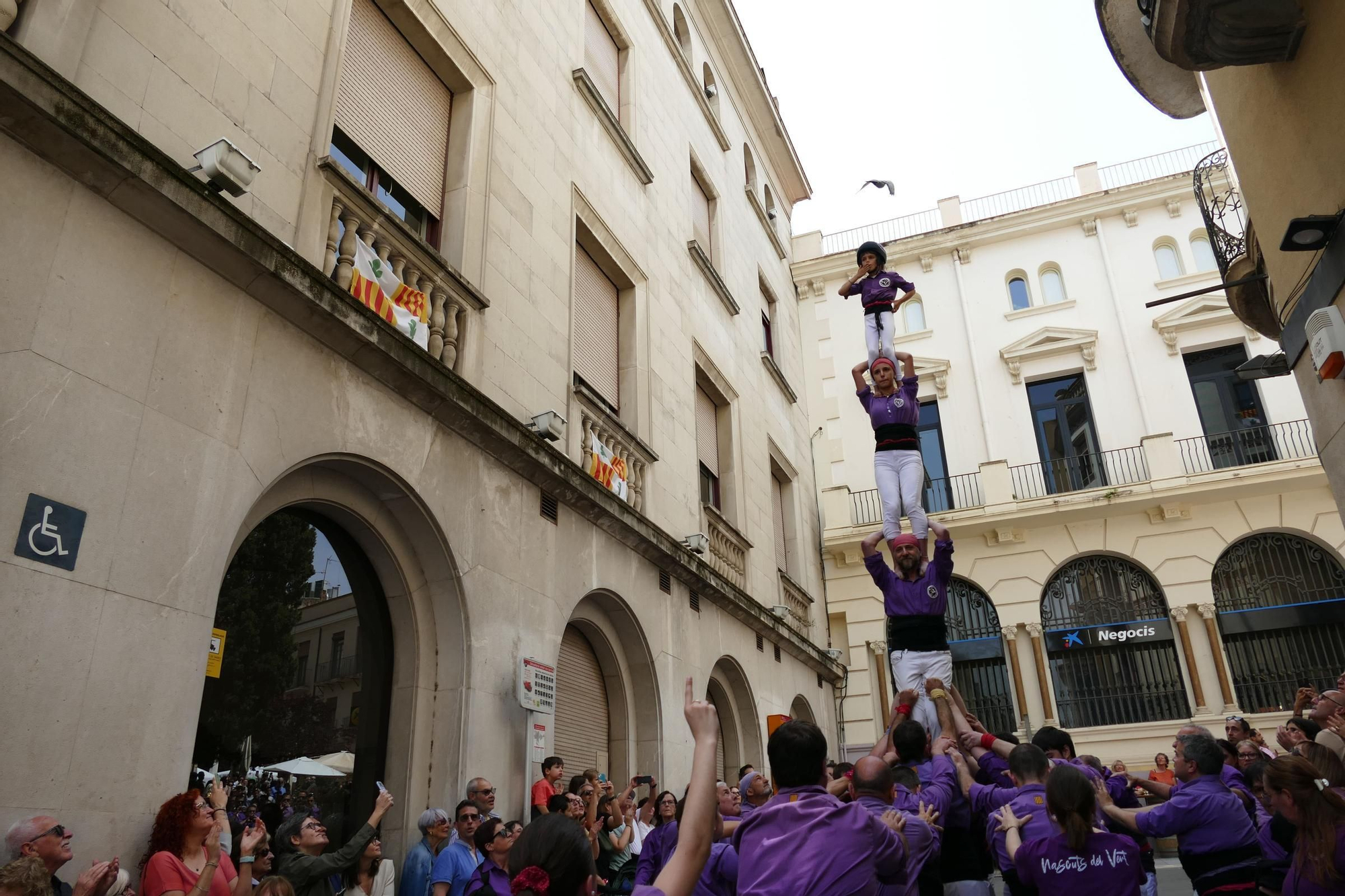El tradicional pilar caminant de la Colla Castellera de Figueres congrega centenars de persones