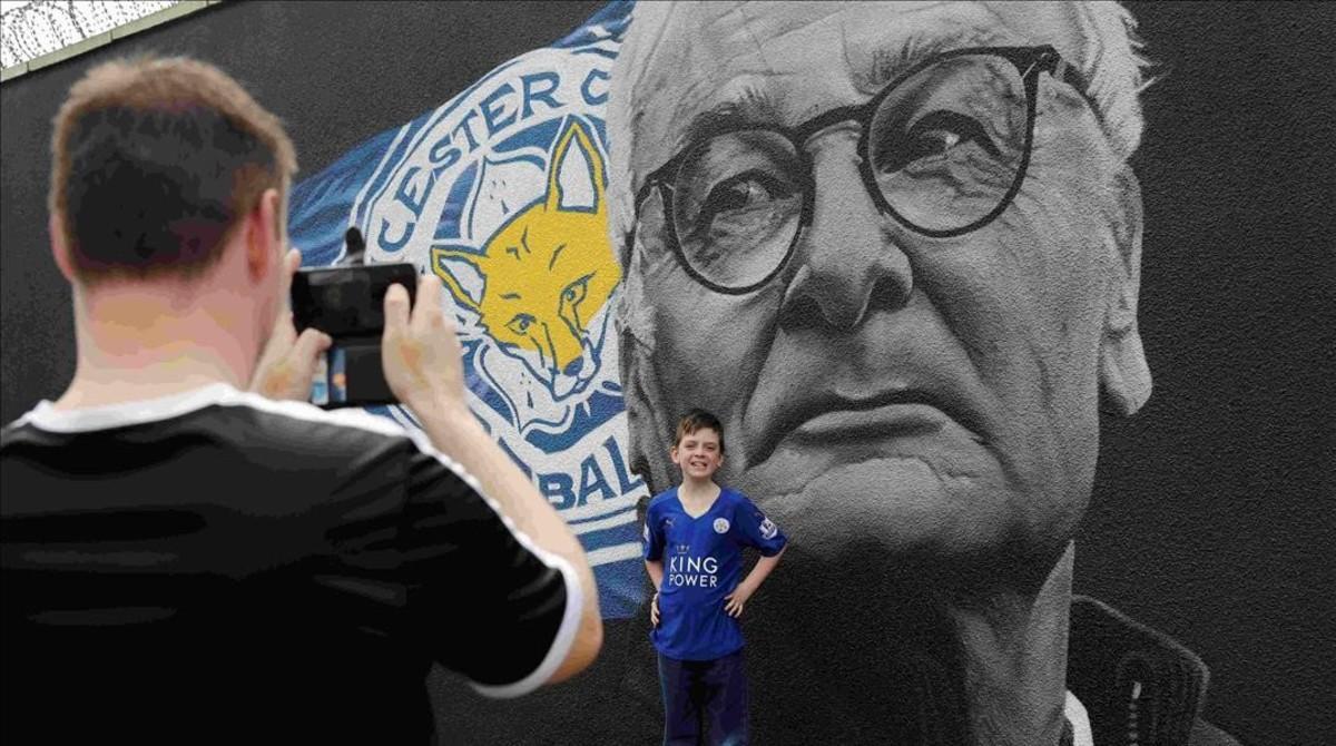 aguasch33726030 a boy poses for a photograph in front of a mural o160502191307