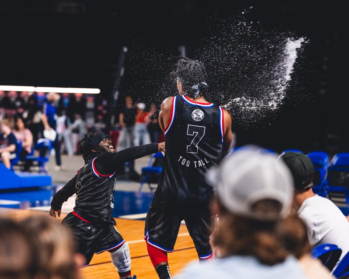 Too Tall, en un partido con los Globertrotters