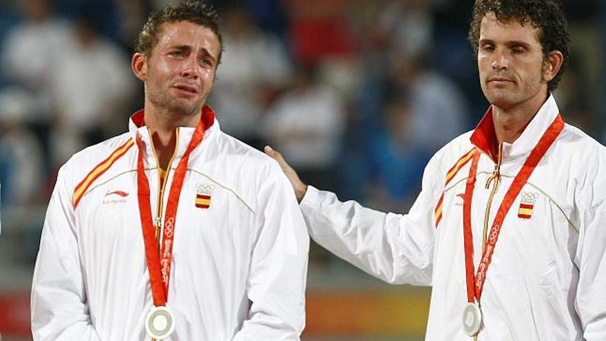 Los jugadores Santi Feixa (izquierda) y Kiko Fabregas muestran su desconsuelo tras recibir la medalla de plata.