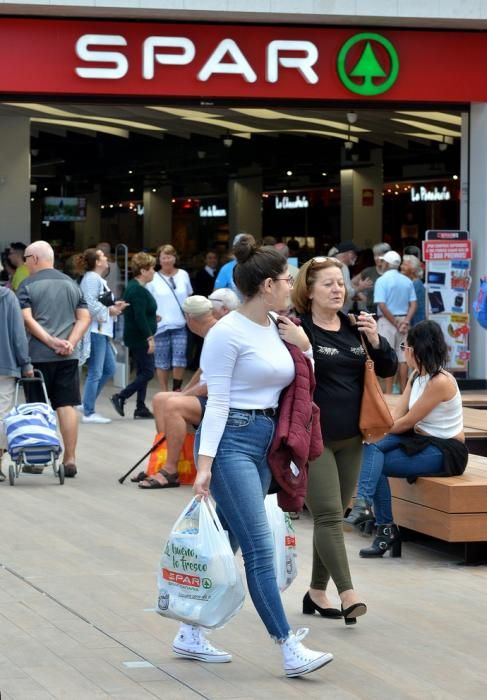 31/01/2019 PUERTO RICO, MOGÁN. Ambiente el primer día de actividad en el centro comercial 'The Market Puerto Rico'. SANTI BLANCO