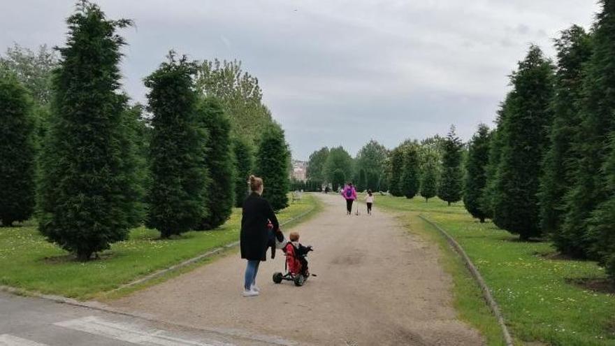 Padres y niños en O Burgo (Culleredo) el primer día de paseos tras el confinamiento.