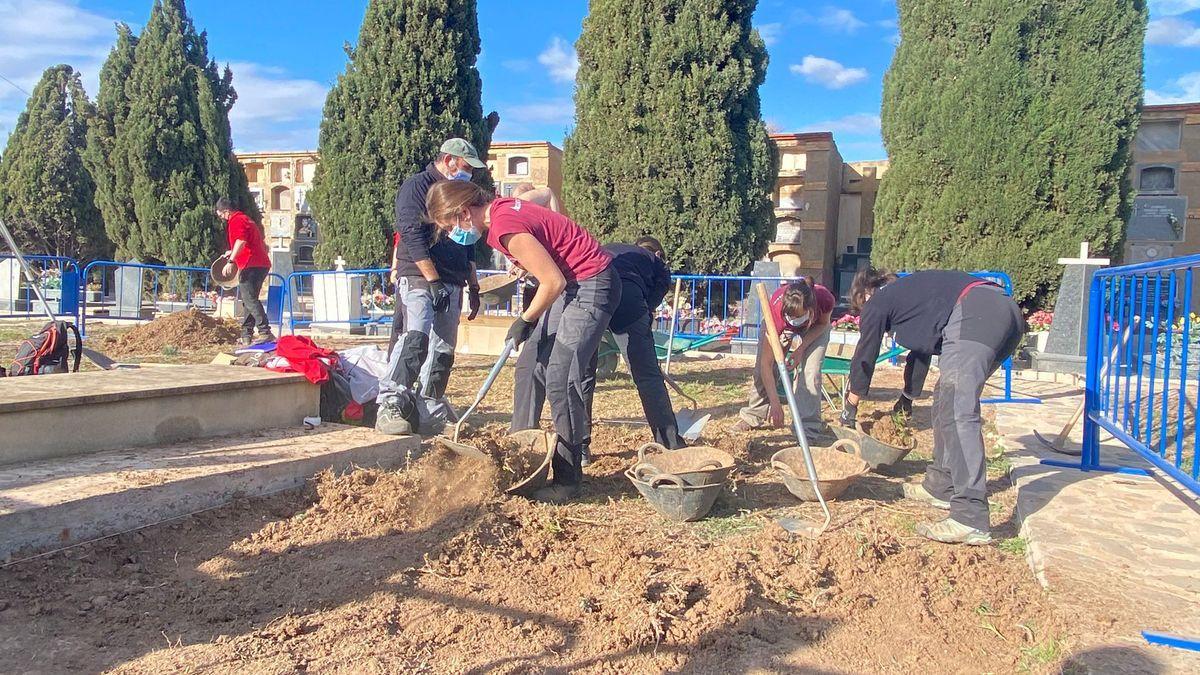 Trabajos de exhumación de una fosa común del cementerio de Alicante