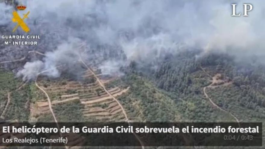 The Civil Guard helicopter flies over the forest fire in Tenerife