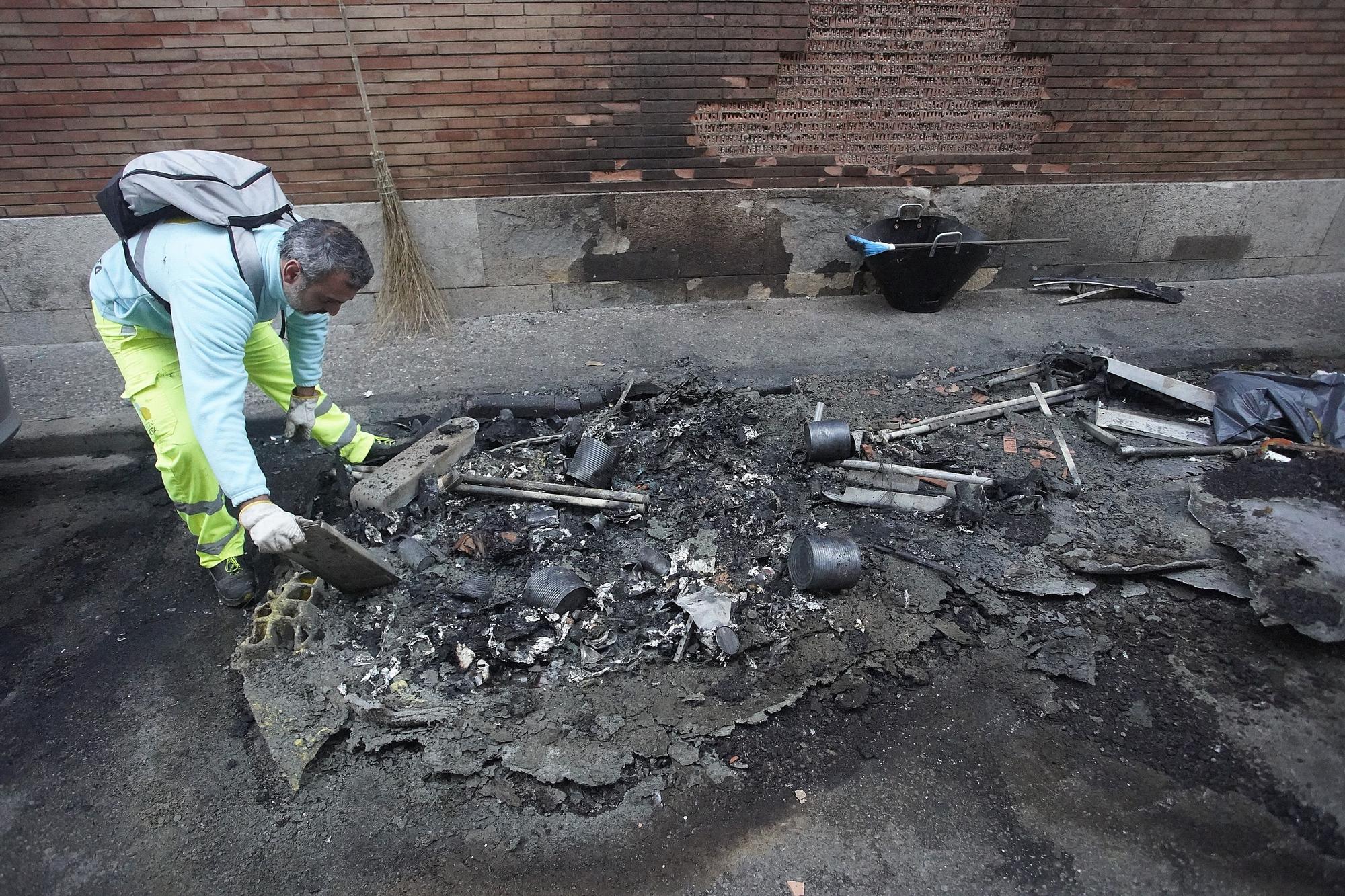 Un incendi de contenidors acaba amb un cotxe cremat i amb danys en una escola de Girona