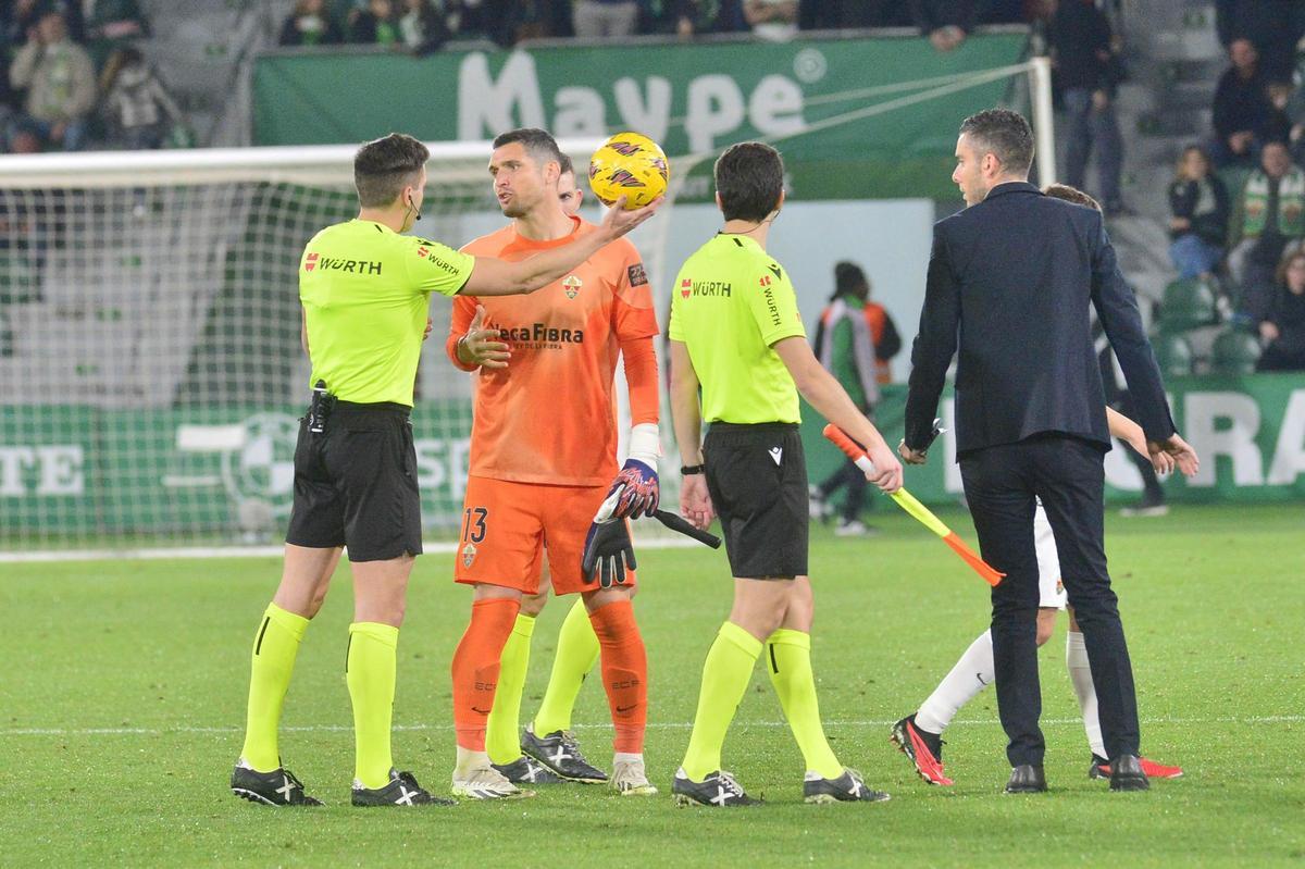 Dituro conversa con el árbitro tras concluir el partido contra el Eibar