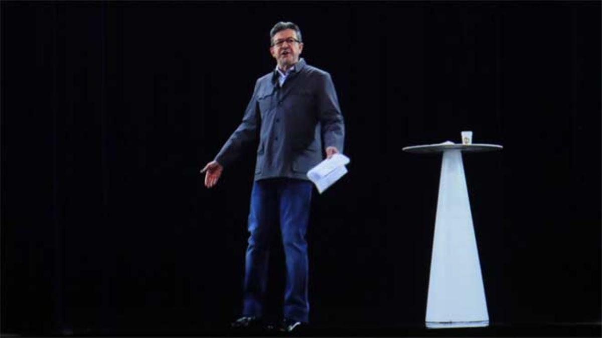 El candidat de França Insubmisa, Jean-Luc Mélenchon, va oferir un míting a París a través de la projecció del seu holograma. 