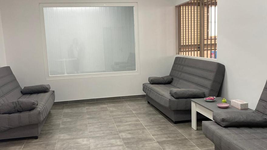 La sala de recepción, con la urna para los difuntos al fondo, en el nuevo velatorio de Llocnou de Sant Jeroni.