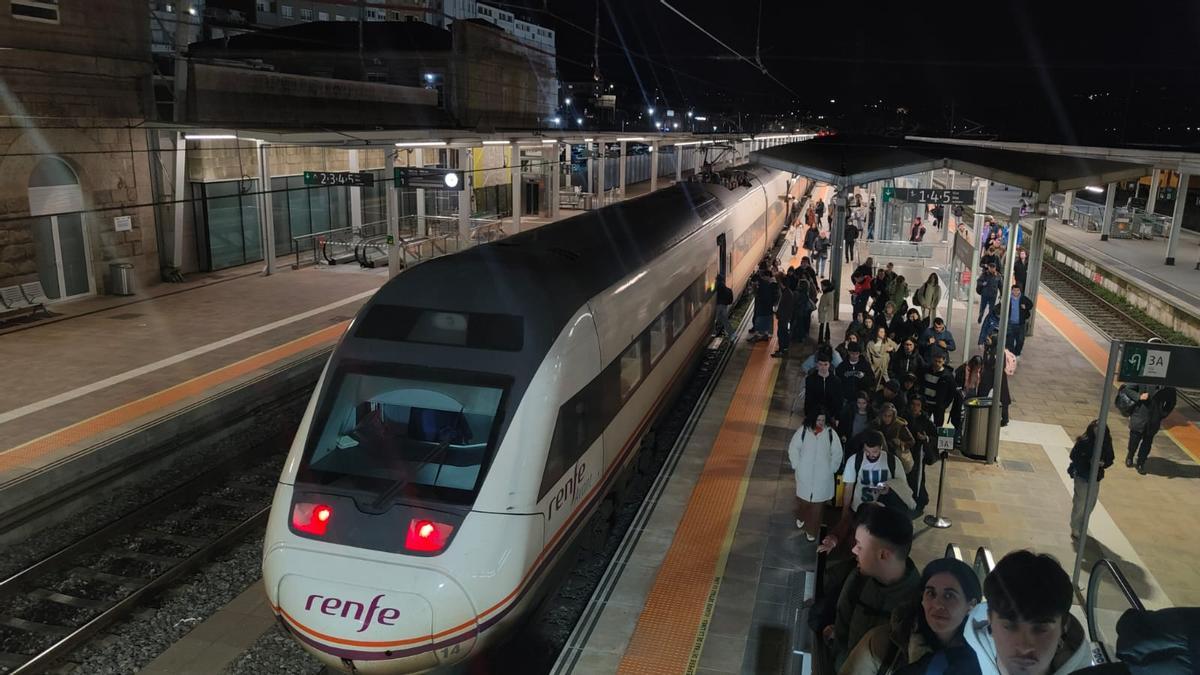 Un tren de Media Distancia entre Vigo y A Coruña en la estación de Santiago