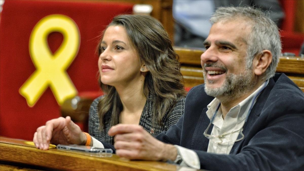 Inés Arrimadas, junto a Carles Carrizosa, durante la sesión.