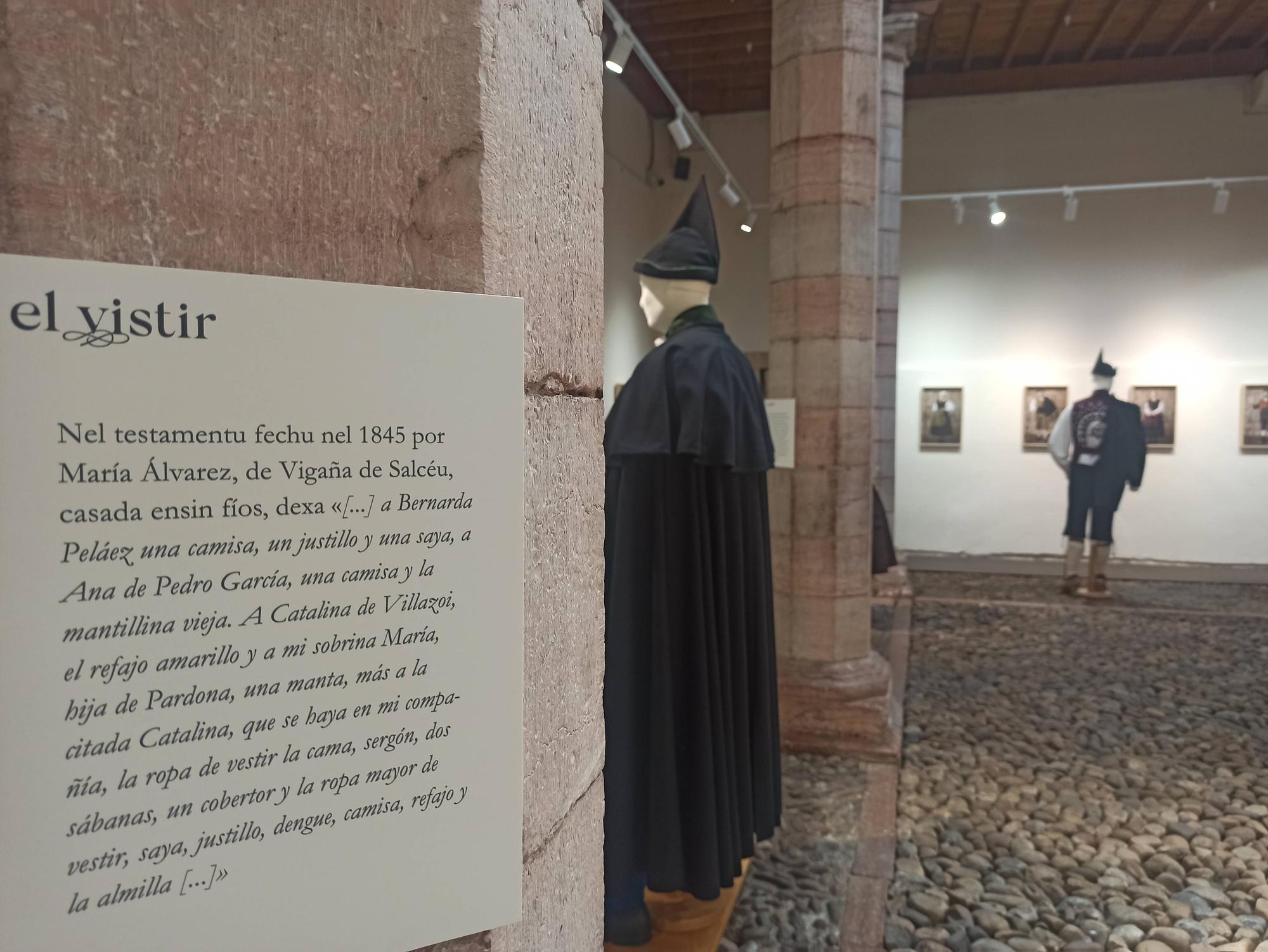 EN IMÁGENES | Así es la exposición "El vistir" sobre el traje tradicional asturiano