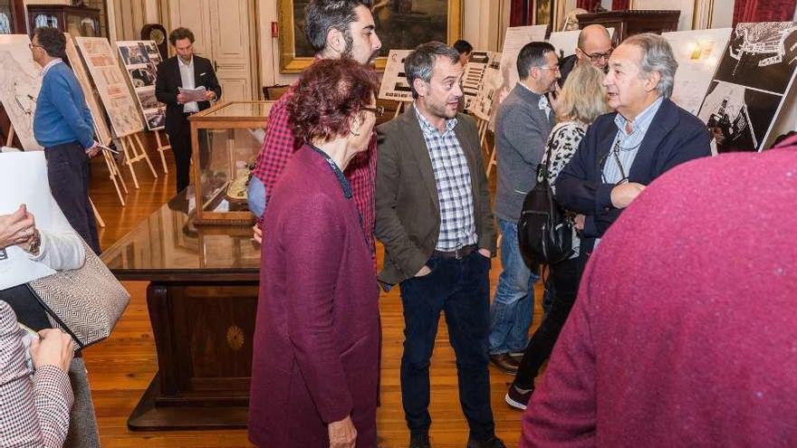 El alcalde, Xulio Ferreiro, en el centro de la imagen, conversa con miembros del jurado del concurso.