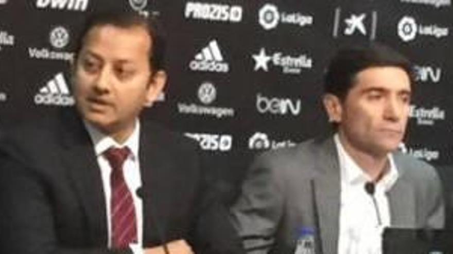 Murthy y Marcelino con Peter Lim.