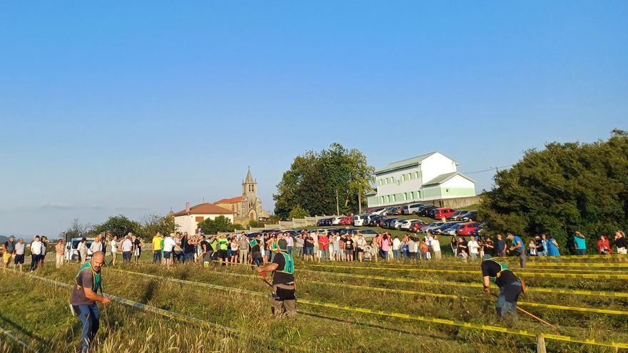 Segadores con mucho arte y guadaña bien cabruñada en Santa Marina: así fue el tradicional concurso de la localidad sierense