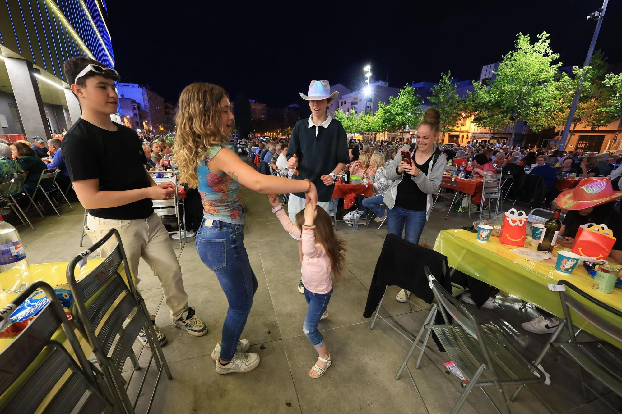Búscate en la galería de fotos del Macrosopar de Veïns de las fiestas de Vila-real