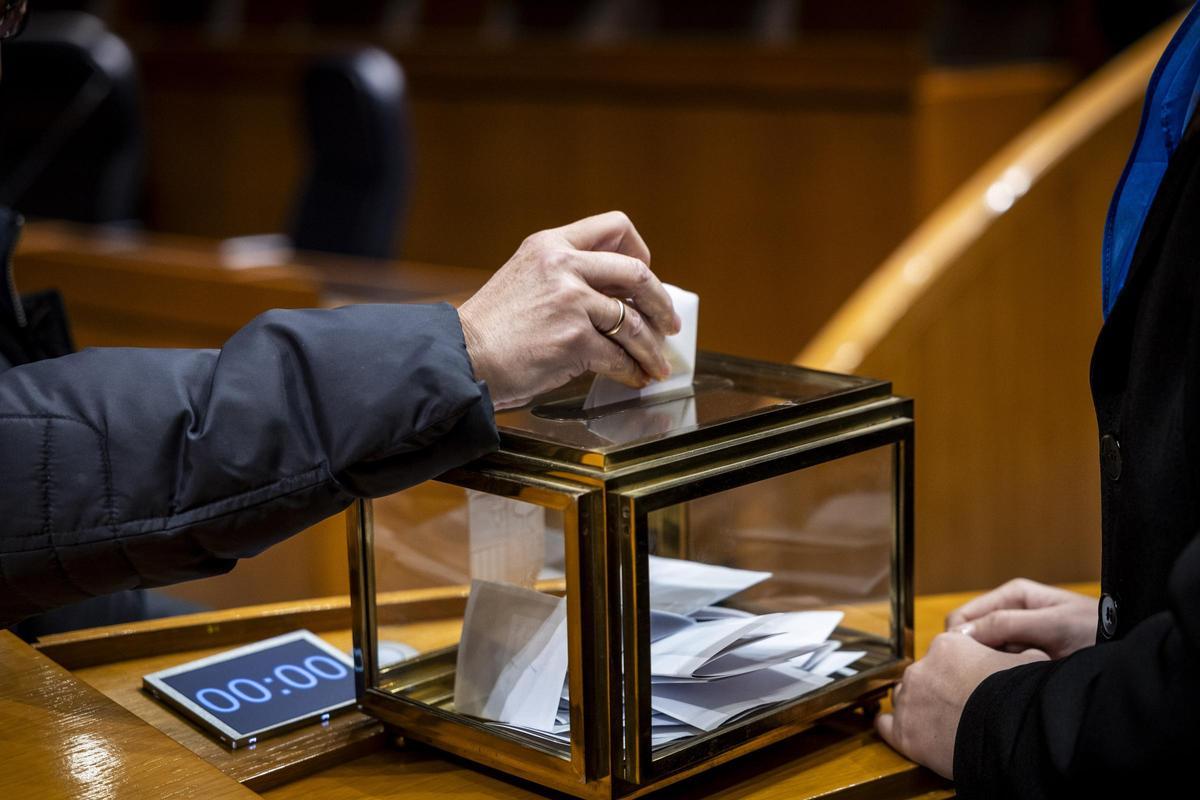 Imagen de archivo de la urna de votación en las Cortes de Aragón.