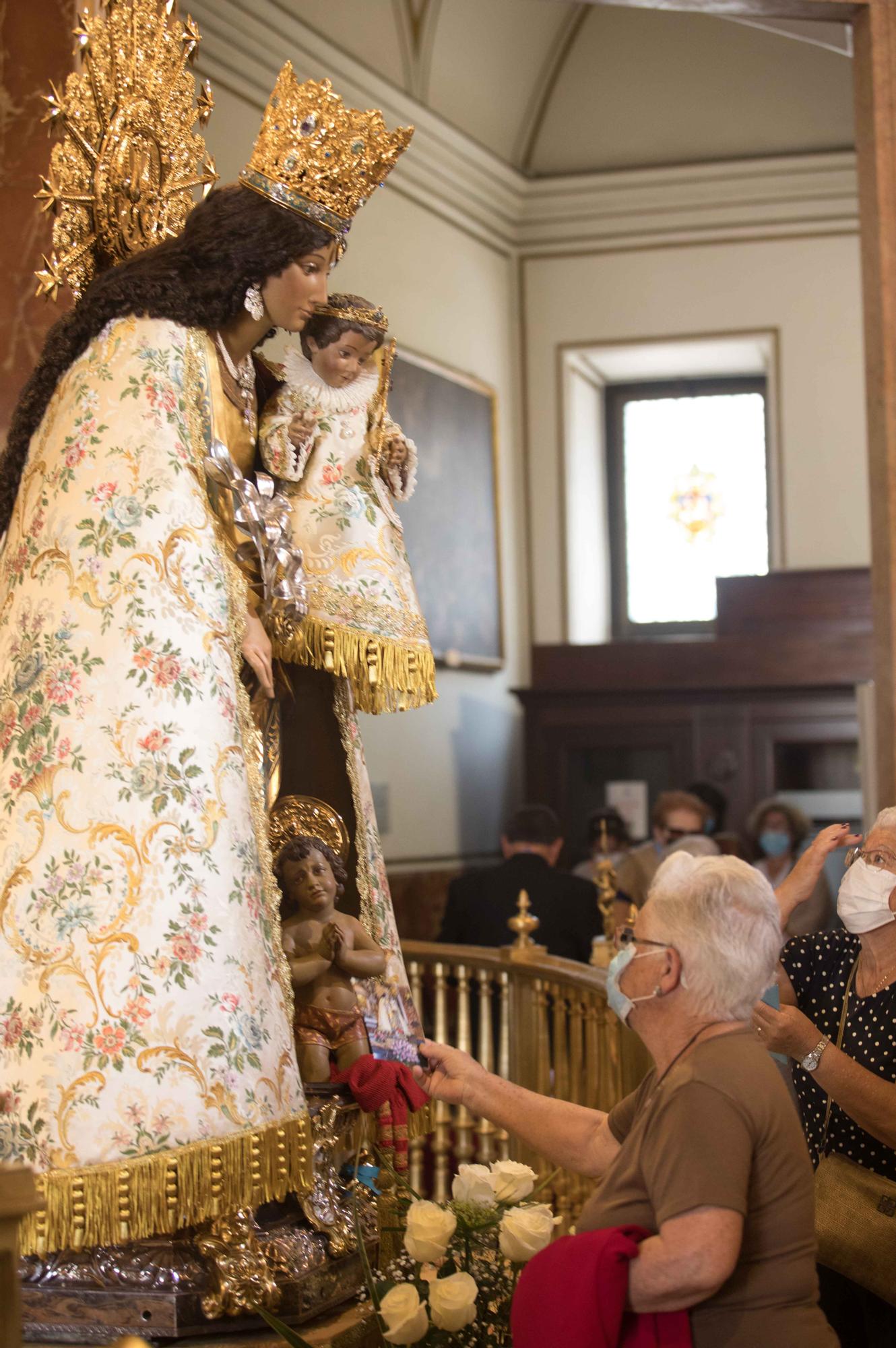 Colas desde primera hora en el Besamanos a la Virgen