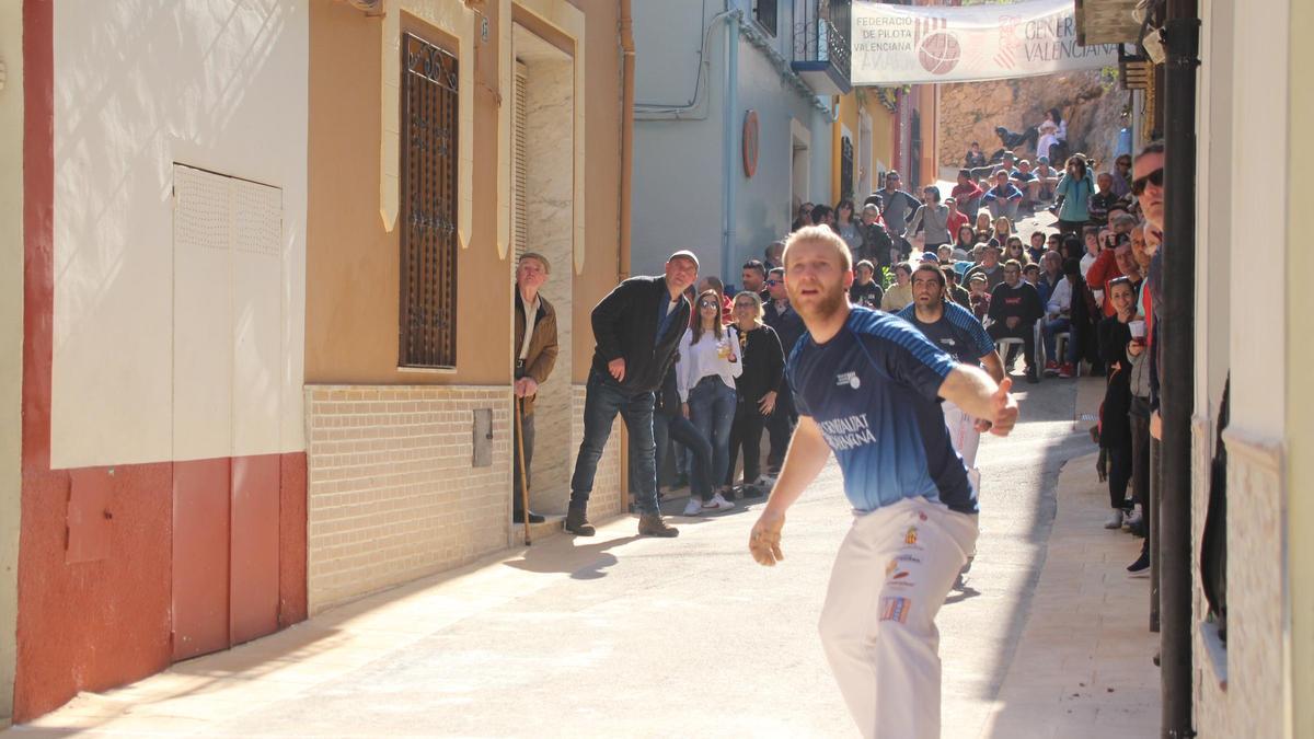 La XVII Copa Generalitat, enguany a la modalitat de llargues, entra en la seua recta final amb la celebració este cap de setmana de les partides d’anada de les semifinals .