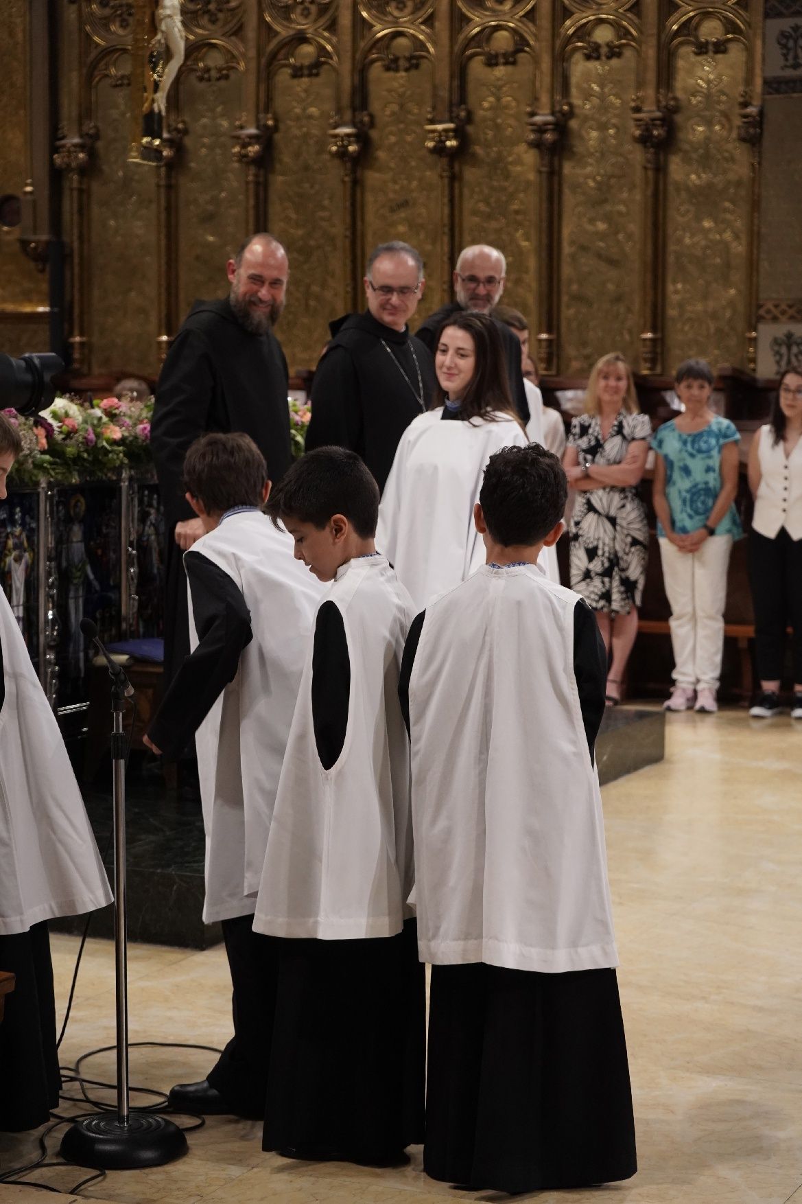 Montserrat vesteix les primeres escolanes de la història