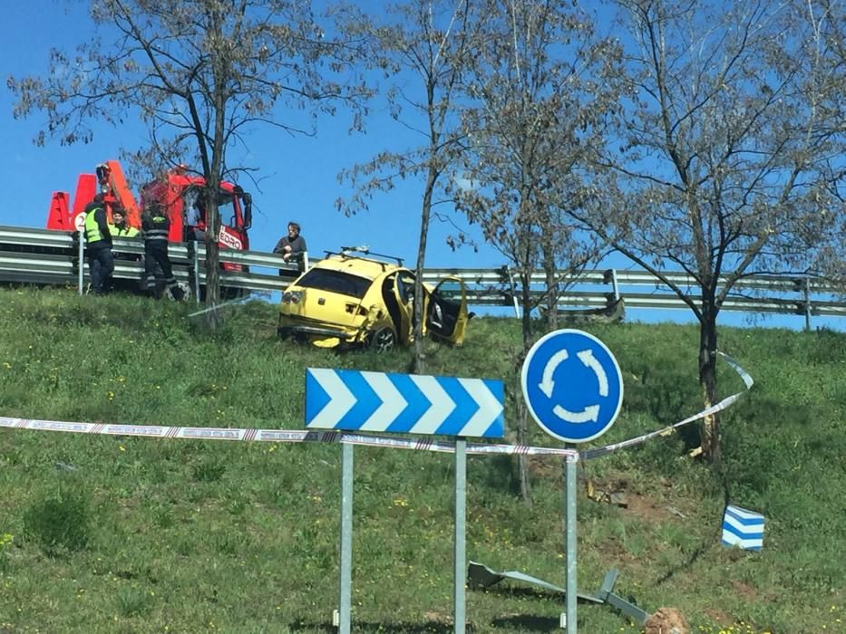 Accident a la rotonda de la Petrocat a Manresa