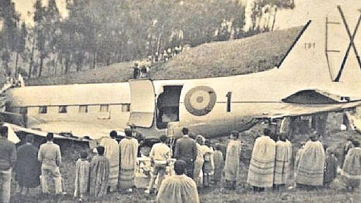 Así quedó el DC-3 tras el accidente en La Esperanza de 1964.