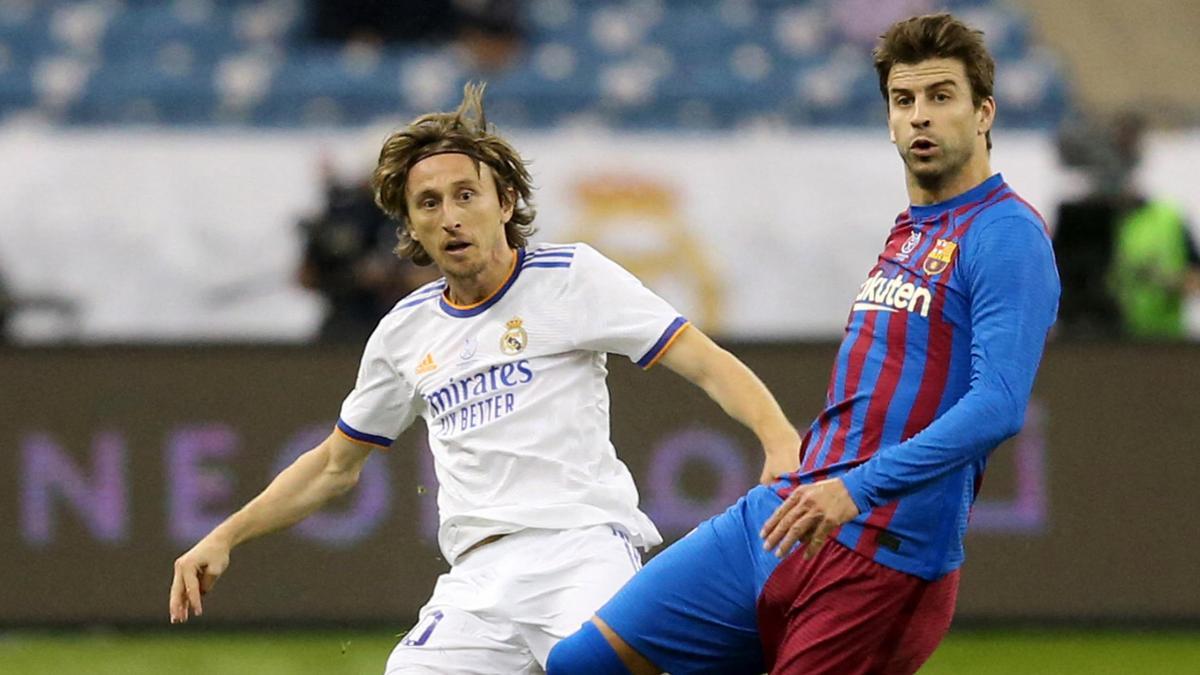 Luka Modric y Gerard Piqué, en el Real Madrid -Barcelona de la pasada temporada.