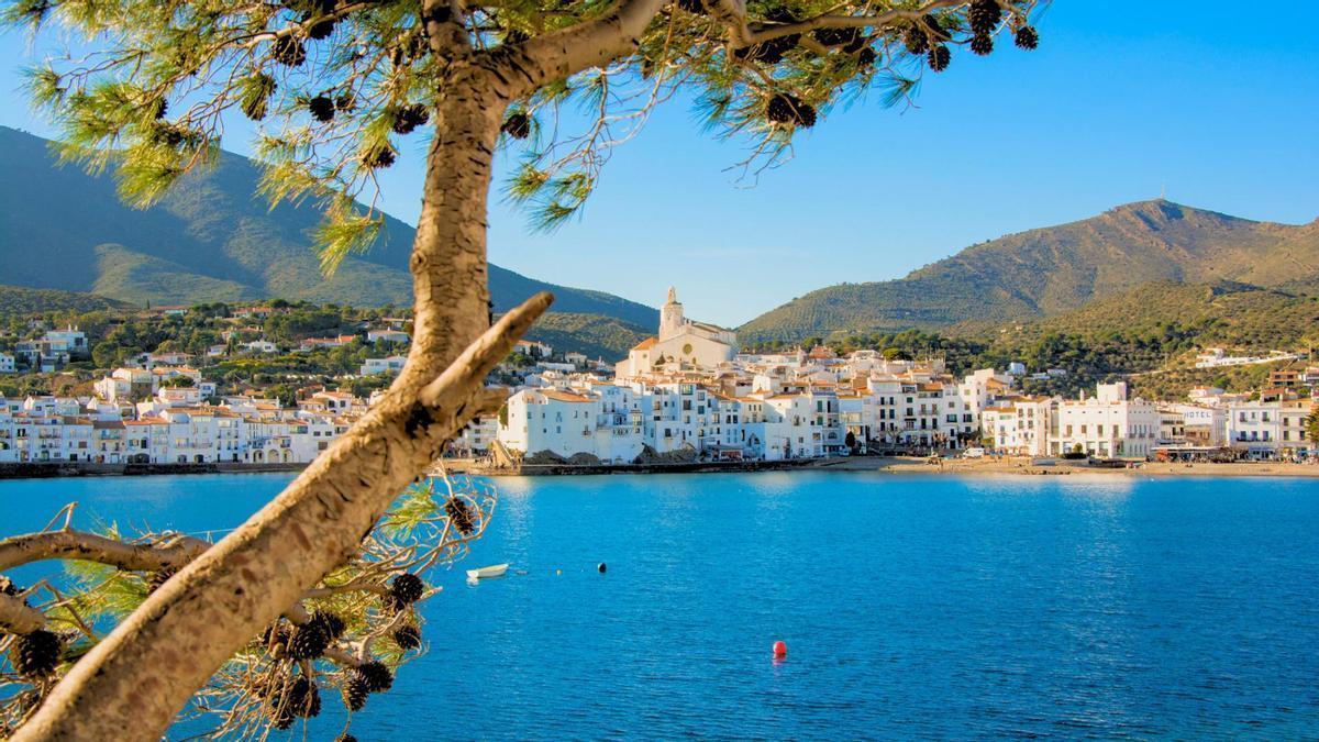 Cadaqués, un destino para veranear sin prisas a orillas del Mediterráno.