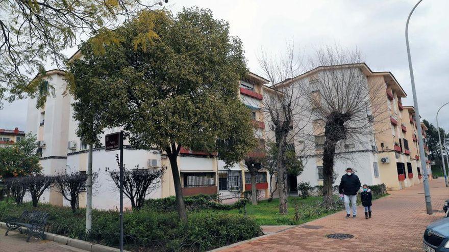 Unos vecinos pasean por la zona del Santuario, declarado hoy ARRU.