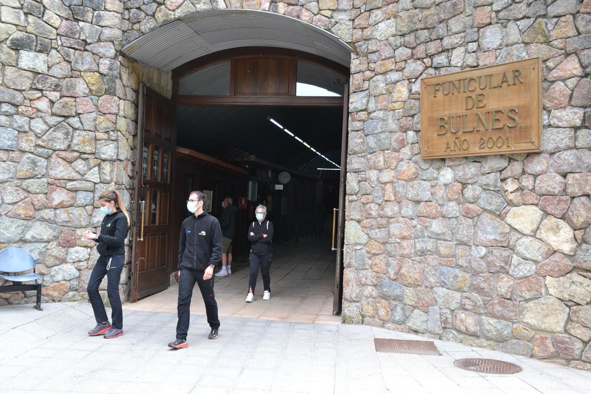 Viajeros salen de las instalaciones del funicular a Bulnes, en Poncebos.