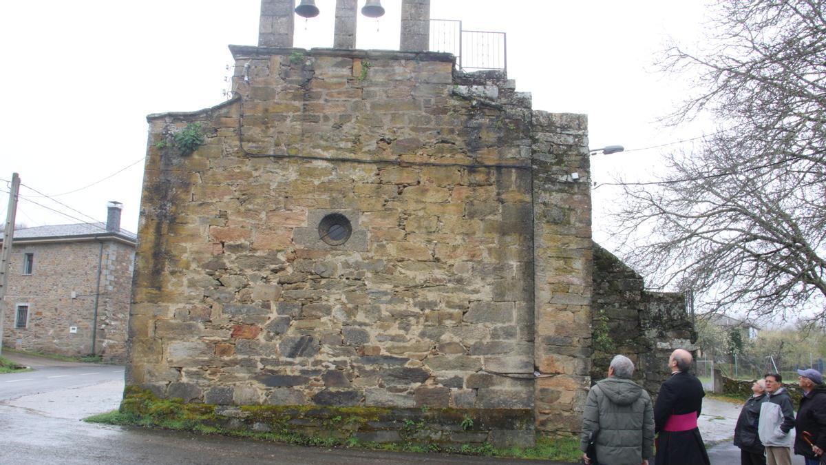 El obispo de Astorga comprobó de primera mano las deficiencias de la parroquia de Ferreros de Sanabria durante su visita en el año 2024.