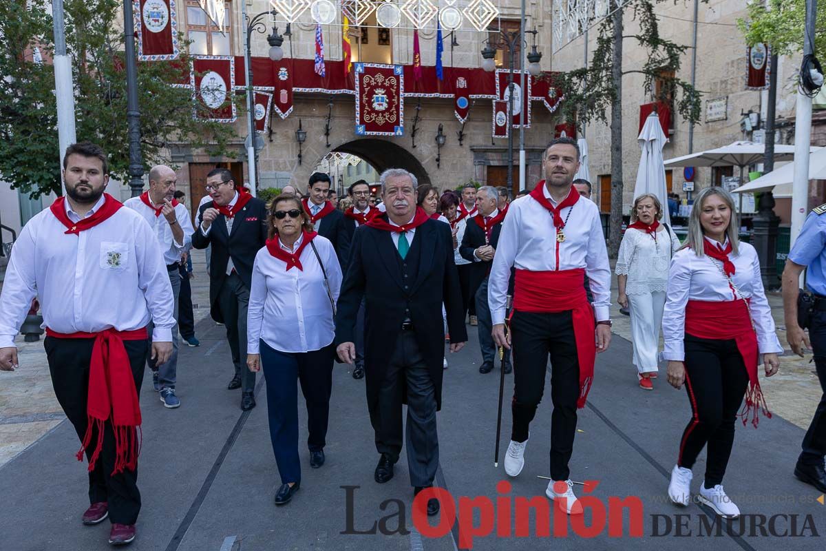 Bandeja de flores y ritual de la bendición del vino en las Fiestas de Caravaca