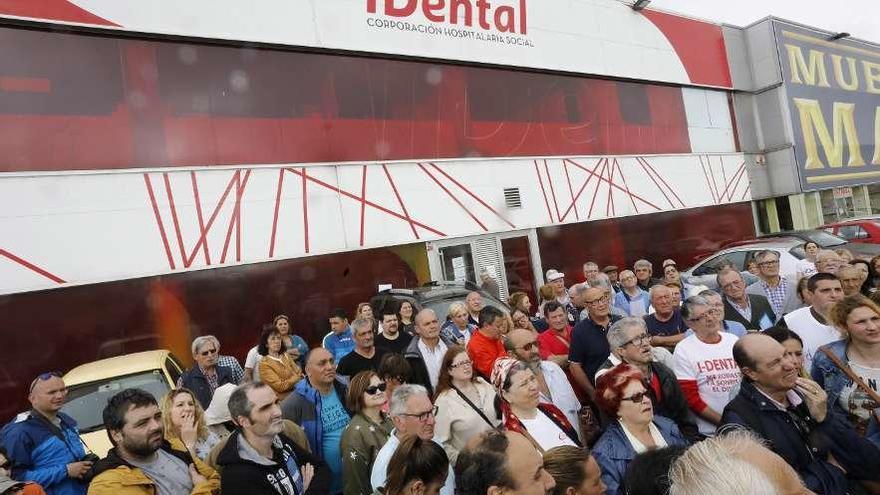 Afectados por el cierre de iDental, en una protesta frente a su clínica de Gijón.