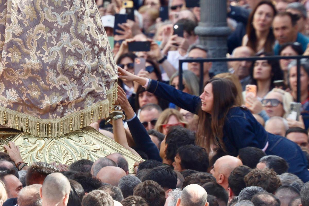 La Virgen sale al Traslado con un manto "Terreta" donado por la fallera mayor de València: todas las imágenes