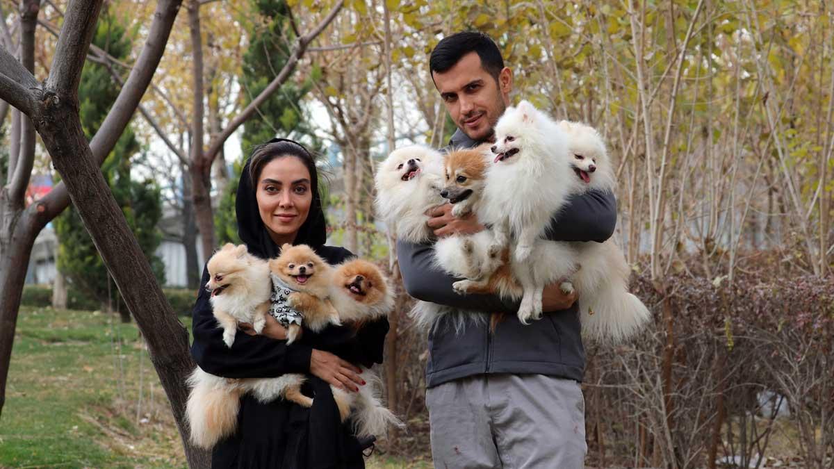 Una pareja iraní con perros en Teherán.