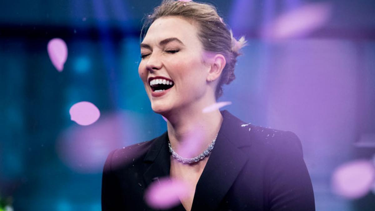 Karlie Kloss y su impresionante traje negro en 'El Hormiguero'