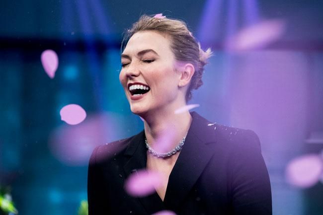 Karlie Kloss y su impresionante traje negro en 'El Hormiguero'