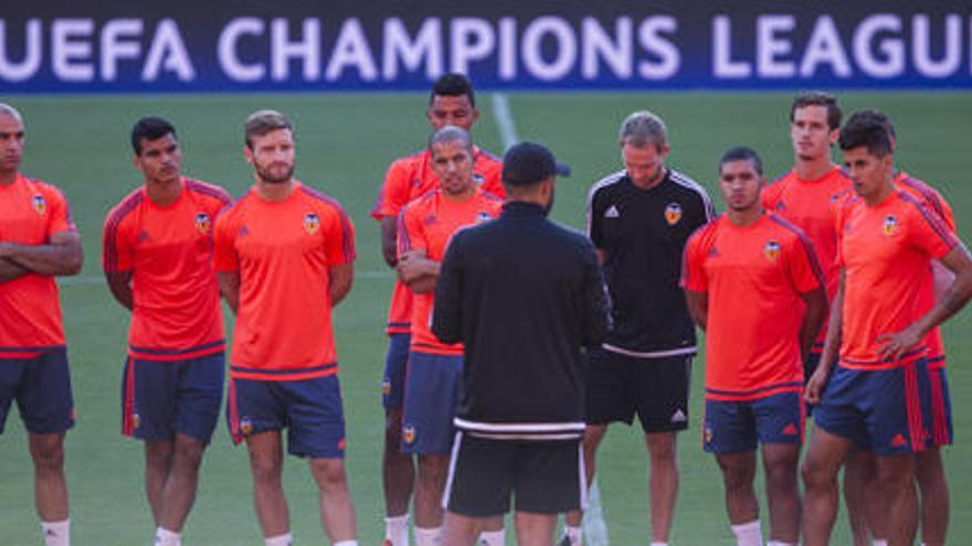 Nuno, ayer ante sus jugadores, minutos antes de arrancar el entrenamiento en Mestalla .