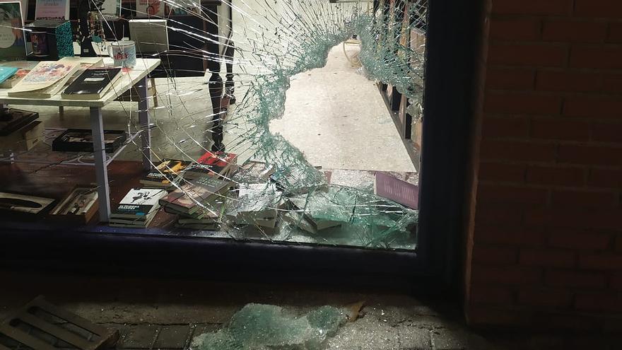 Destrozan el cristal del escaparate de una librería feminista en Madrid