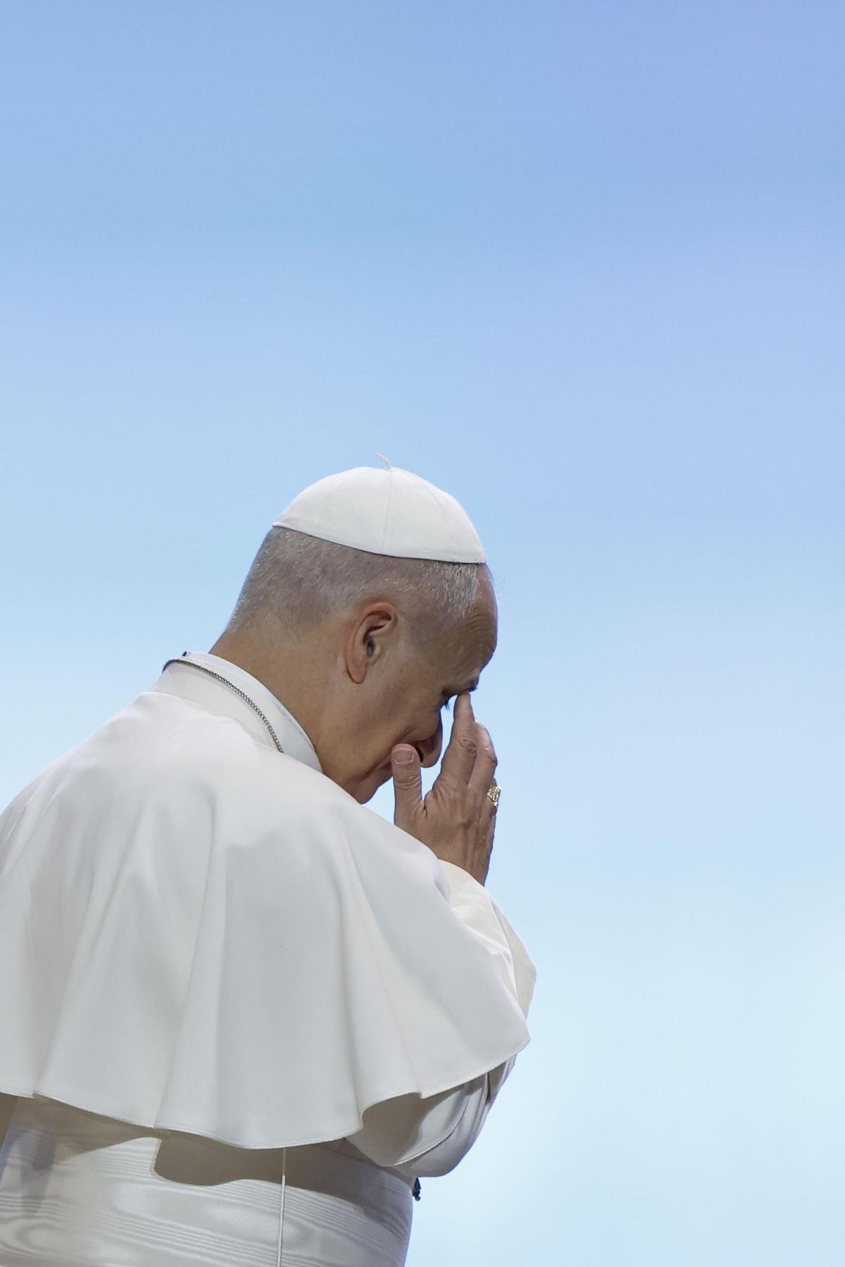 El papa León XIV medita tras un encuentro con voluntarios en Madrid.