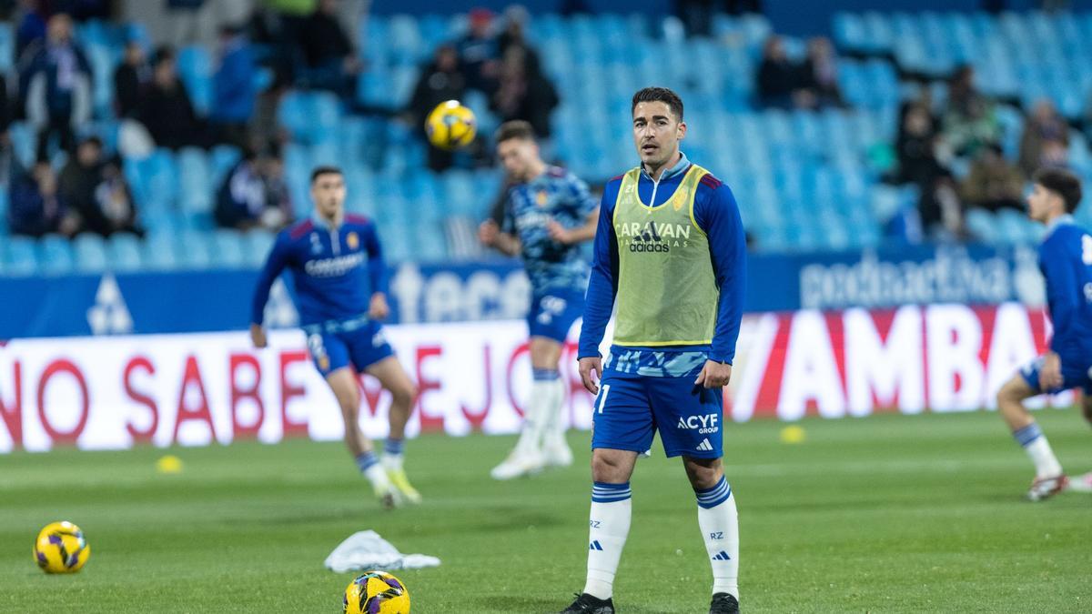 Toni Moya, durante el calentamiento antes del partido de ayer ante el Córdoba.