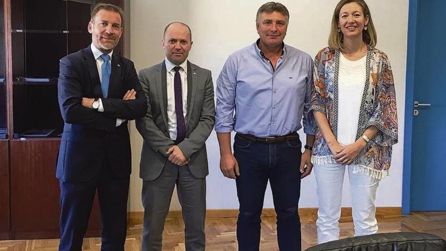 Representantes de Opmega y Abanca en la firma del convenio, en el edificio Mexillón de Galicia. // FdV