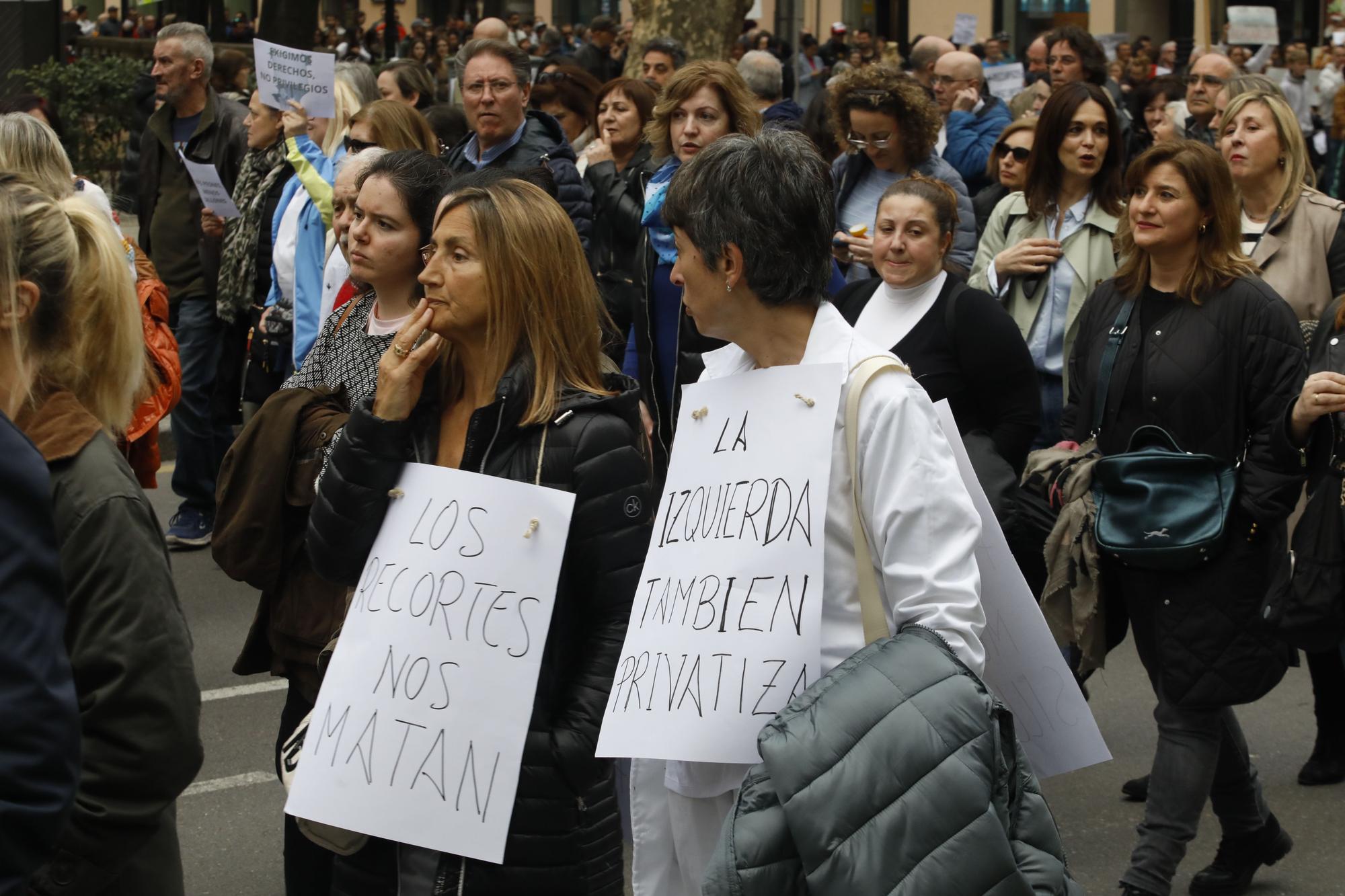 En imágenes: Los sanitarios se manifiestan en Gijón al grito de "no queremos más dinero, queremos mejores condiciones laborales"